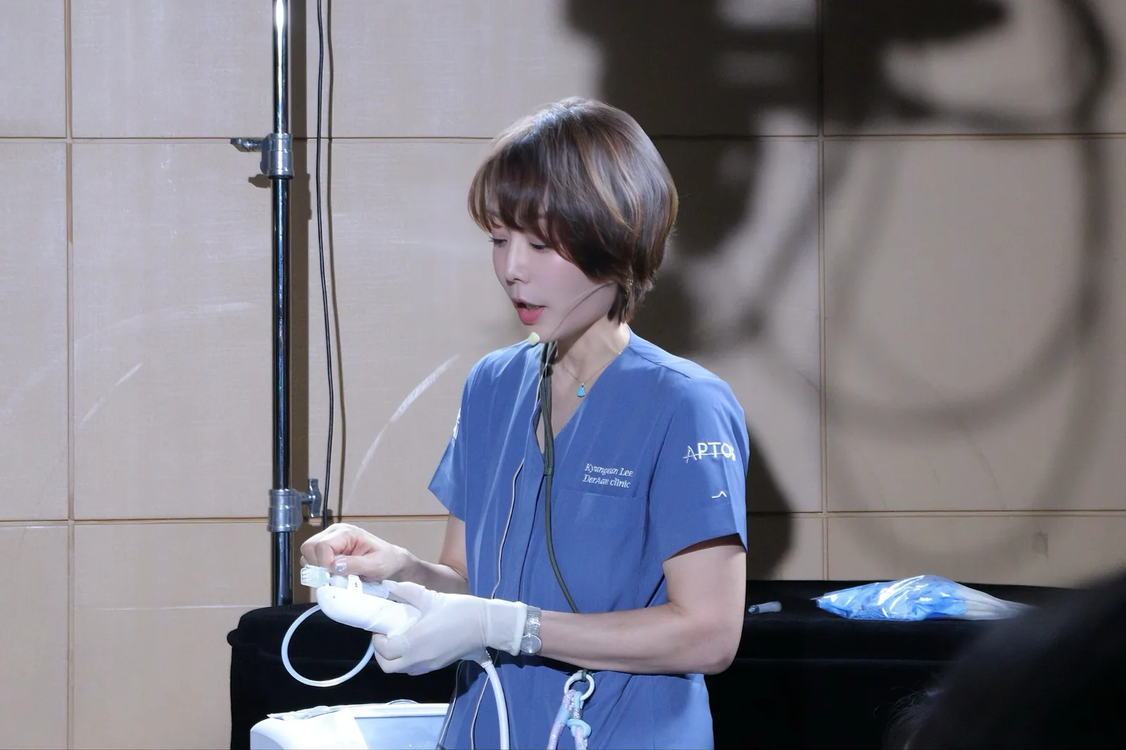 시술 시연을 준비하는 이경은 원장